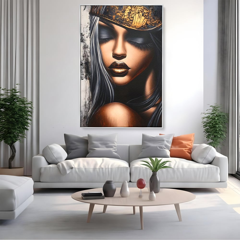 Tablou canvas cu tablou canvas cu femeie si coroana aurie, in rama de aluminiu argintiu, pe perete intr-un living
